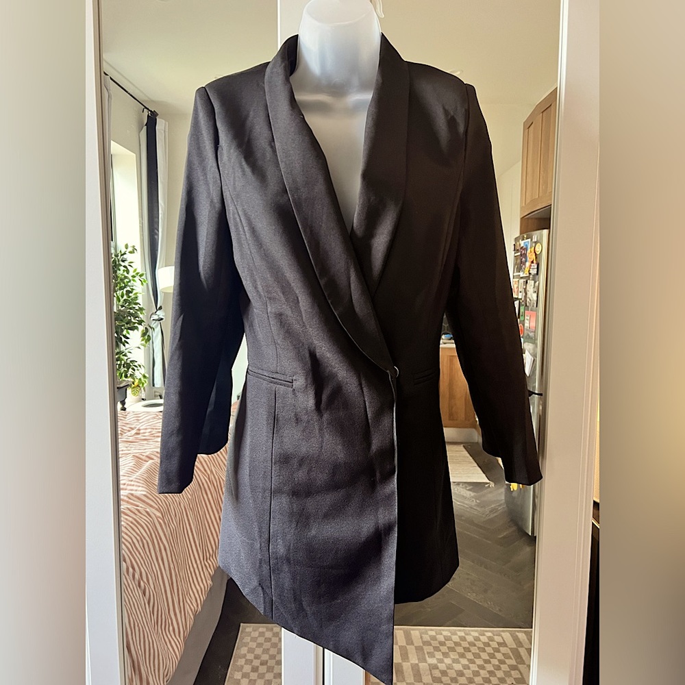Boohoo >> Black Tailored Blazer Dress w/ Asymmetrical Hem. Size Petite US 4